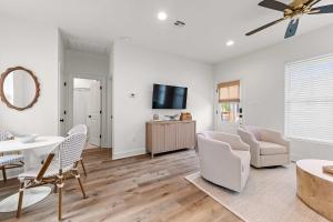 New Breezy Cottage - King Bed - Mini-Golf - Park