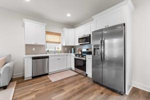 New Breezy Cottage - King Bed - Mini-Golf - Park