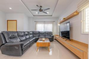 G sunflowe pool villa central