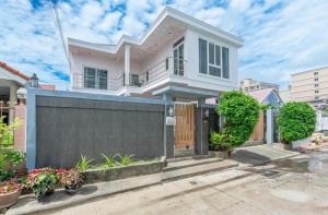 G sunflowe pool villa central