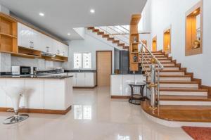 G sunflowe pool villa central