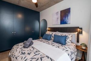 Premium Sea Point Apartment with Epic Rooftop Pool & Ocean Views