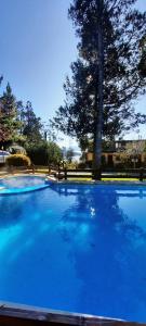 Cabaña con piscina climatizada y vista al lago