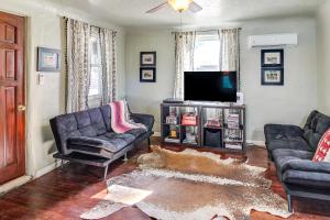 3 Mi to Old Town, Fenced Yard: ABQ Abode!