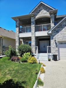 Beautiful 3 bedrooms, 2 bathrooms, 4 beds sleep 8, basement close to Falls