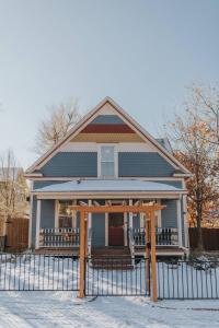 Spacious Family Home Downtown, Hot Tub, Fire Pit