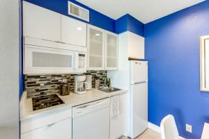 2 Mi to Disney: Resort Condo w Pool Access