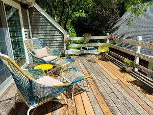 Beautiful House in the Woods, Huge Yard, Hot Tub