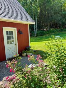 Beautiful House in the Woods, Huge Yard, Hot Tub