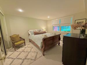 Beautiful House in the Woods, Huge Yard, Hot Tub