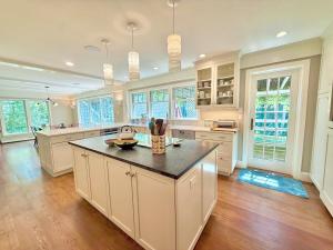 Beautiful House in the Woods, Huge Yard, Hot Tub