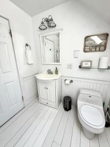 Beautiful House in the Woods, Huge Yard, Hot Tub