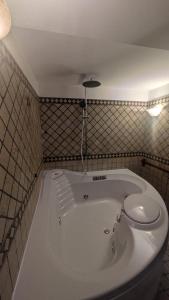 Crespi Apartments Six