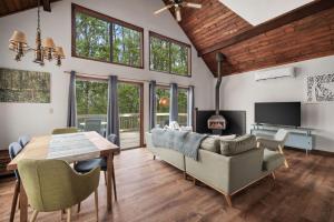 Grill Fire Pit WiFi Deck Hammock Games & Dogs