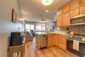 Resort Amenities and Beach Access Huddleston Condo