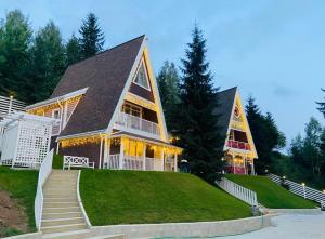 Цілий триповерховий будинок FREEMAN-3 над річкою з альтанкою та грилем