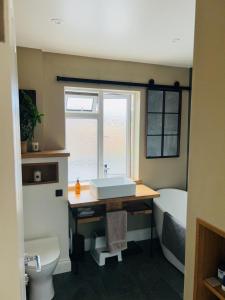 Salisbury Getaway with Garden