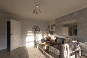 2-Bedroom Home Away From Home in Glasgows East End with FREE Parking