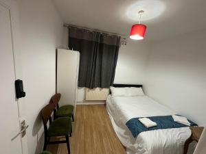 Comfortable Budget Room With Shared Bathroom, City Access, Near Tube & Bus, Steps from London Eye