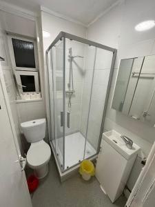 Comfortable Budget Room With Shared Bathroom, City Access, Near Tube & Bus, Steps from London Eye