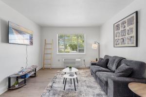 20 Minute Walk to Tiger Stadium King Bed