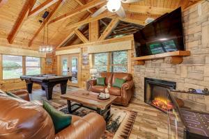 1 Mi to Dtwn Gatlinburg Hot Tub Haven in Smokies!