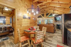 1 Mi to Dtwn Gatlinburg Hot Tub Haven in Smokies!