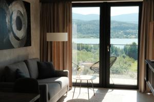 Lake Chill Sosnówka panorama na góry i zalew