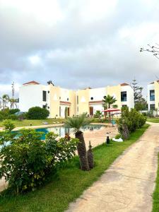 Maison ensoleillée à Skhirat, Piscine & Parking