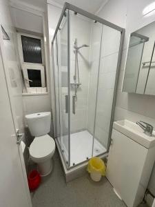 Stylish Room With Shared Bathroom, London Stay, 3 Min to Tube, East London