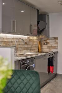 The Ashcroft Studios & Apartments with Free Parking