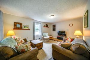 15 Mi to Penn State Hideaway with Fire Pit!