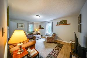 15 Mi to Penn State Hideaway with Fire Pit!