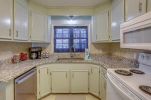 Charming Myrtle Beach Townhome Walk to Beach