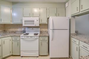Charming Myrtle Beach Townhome Walk to Beach