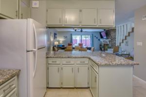 Charming Myrtle Beach Townhome Walk to Beach