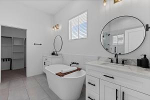 4BR Houston Home Sleeps 10 Near Downtown