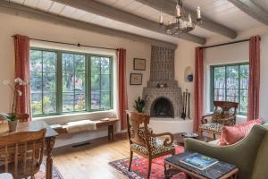 Fabulous Historic Adobe Home Close to Canyon Road