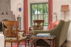Fabulous Historic Adobe Home Close to Canyon Road