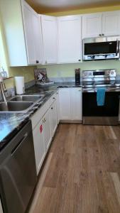 Private Lazy River Pool, 4-bed house, & dock