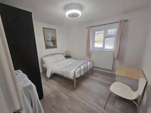 Comfy Apartment Near Shops & Station