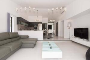 Modern 3 Bedroom Villa Jaccuzi