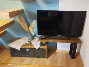 Floating Studio - 8 Walk to Seaside in SKG