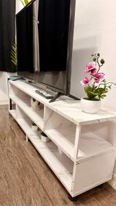 Santa Cosy Villa suite-B Fast Wi-Fi, Netflix Included Split system Air-con & Hot Shower Close to Enchanted Kingdom