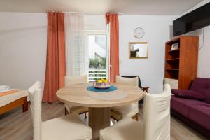 Apartments with parking space Zavala, Hvar - 8710