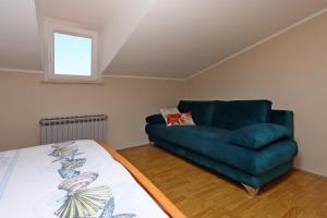 Apartments and rooms with parking space Vrbnik, Krk - 5302