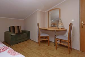 Apartments and rooms with parking space Vrbnik, Krk - 5302