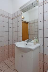 Apartments and rooms with parking space Vrbnik, Krk - 5302