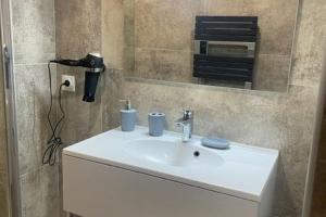 Appartements Beige Hospitalite - Totem Netflix et wifi gratuit : photos des chambres