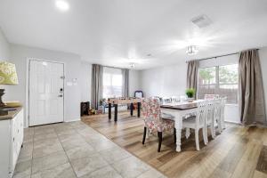 Sleeps 18 Family and Friends Vacation Home